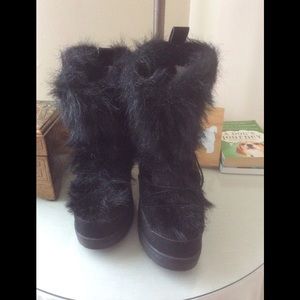 RARE Khombu faux fur boots. Only worn twice. Euc
